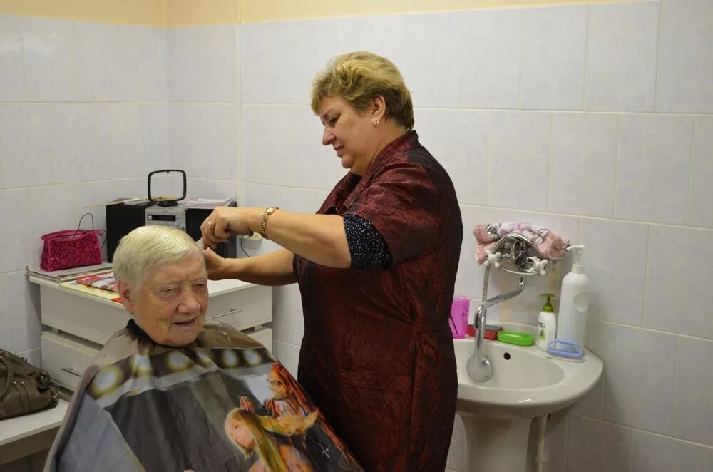 Как подстричь бабушку. Стрижки для пенсионеров. Старушка в салоне красоты. Бабушка в парикмахерской стрижка. Социальная парикмахерская для пенсионеров.