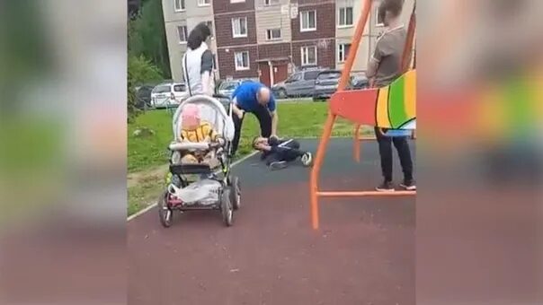 Мужчина избил детей на детской площадке. Рузаевка происшествие избиение ребёнка мужчиной на детской площадке. Ш. Мужчина ударил ребенка на детской площадке. На площадке детской мужчина швырнул ребенка.