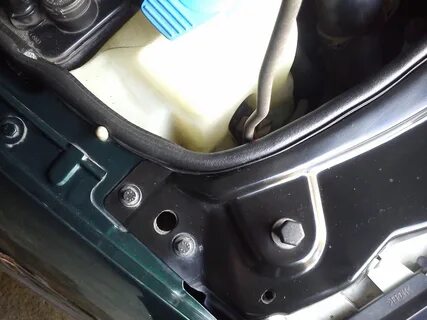 Уплотнитель капота шкода