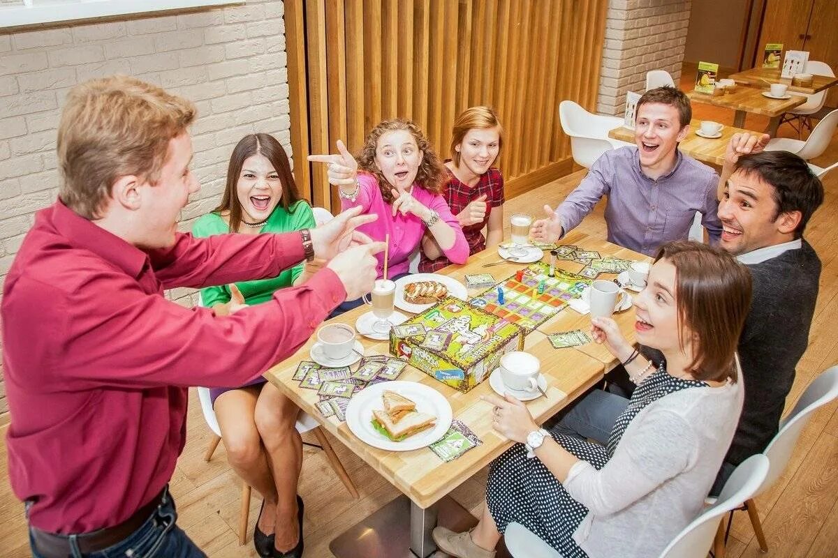 Чем можно заняться с друзьями дома. Веселая компания подростков. Дети играющие в настольные игры. Посиделки с друзьями. Hasbro твистер вслепую.