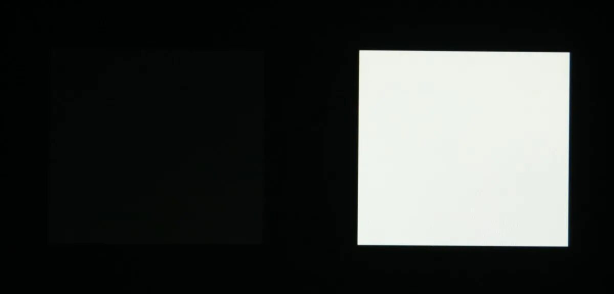 Белый квадрат на экране монитора. На экране монитора черный квадрат. Белый квадрат на черном фоне. Черные квадраты на мониторе. Черные квадратики на экране