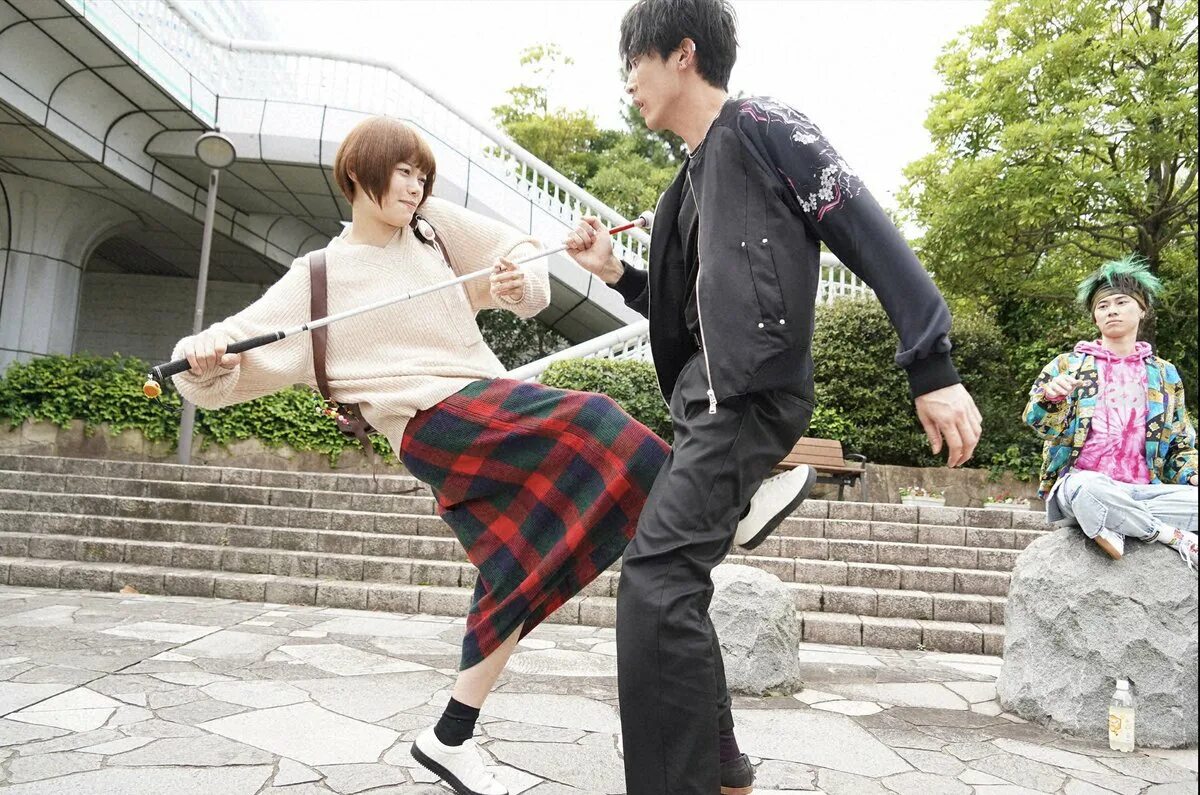 Парень и девушка хулиганы. Влюбилась в хулигана. Дорама хулиган и девушка с белой тростью 2021. Хулиганкаи хулиган любов. Как умеет любить хулиган.