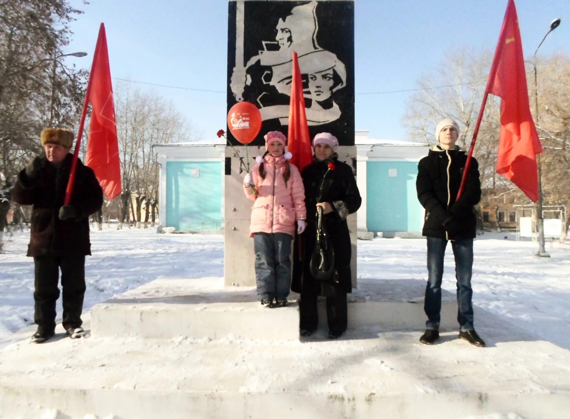 1 мая коркино. Стела «50 лет ВЛКСМ» В Коркино. 30 Лет ВЛКСМ 187 Коркино фото. Новый Сталин в Коркино.