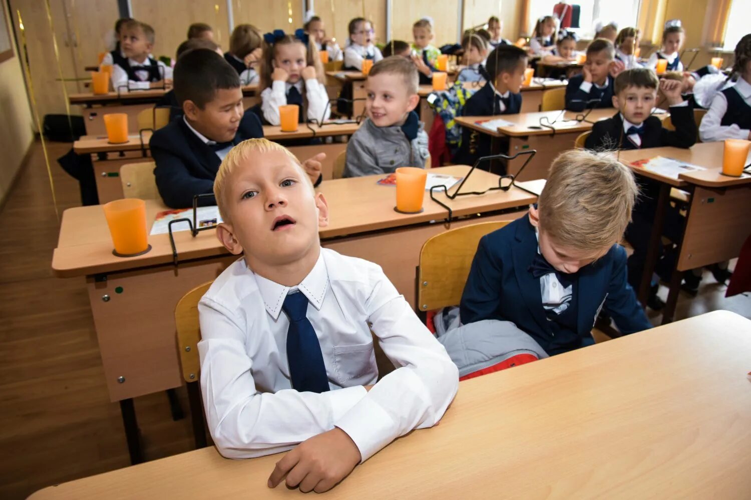 Видео клас. Школьники в школе. Класс с учениками. Школьники картинки. Ученик за партой.