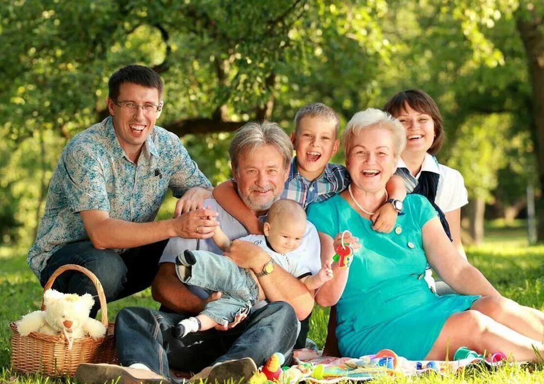 Друг семьи фото. Большая счастливая семья. Большая семья с бабушками и дедушками. Фотография семьи. Семья бабушка дедушка родители.