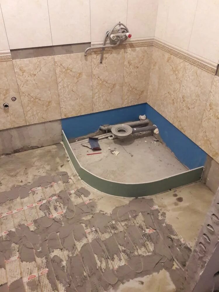 Залить подиум. Подиум для душевой кабины. подиум под поддон для душевой кабины. душевой поддон из плитки. душевая кабина на подиуме из плитки.