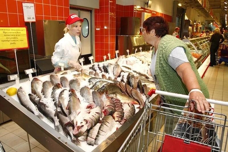 Работа продавец рыба. Прилавок рыбного магазина. рыбный отдел в магазине. рыба на прилавке. продавец в рыбный отдел.
