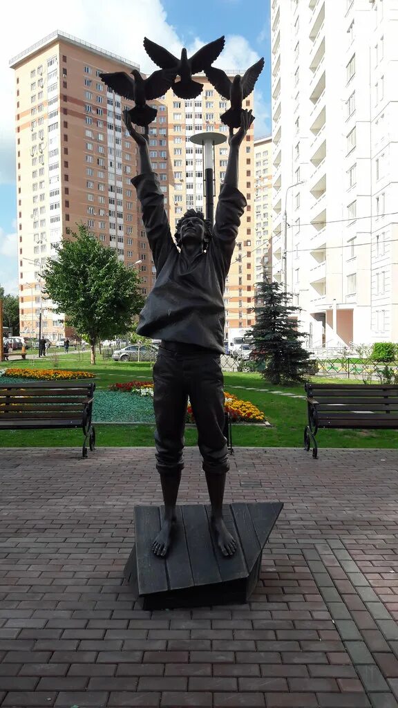 памятник золотой рыбке в подольске. скульптура «подольск – город рабочего класса» 1969 фото. евгений карелов памятник в подольске. подольск скульптуры. подольск скульптуры.