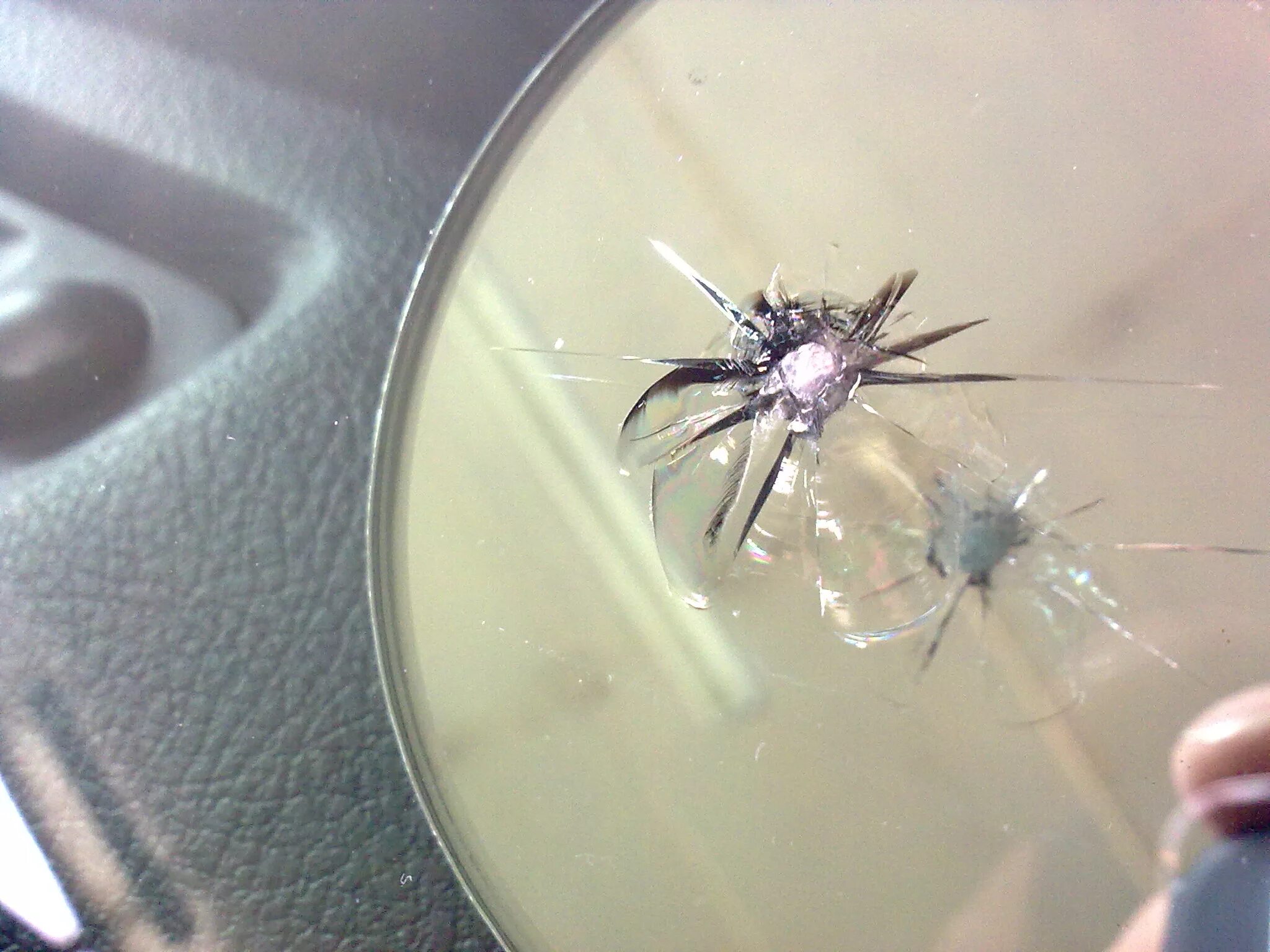 Починка сколов на лобовом стекле. Стекло со сколом. Скол от камня на лобовом. Трещина на лобовом стекле. Скол на ветровом стекле.