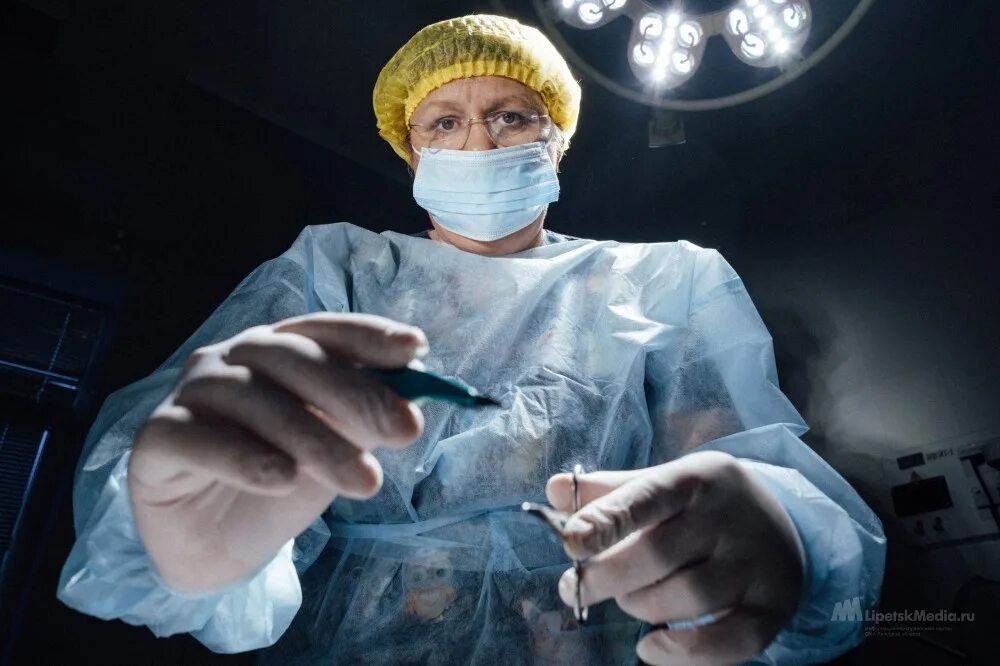 Тысячи спасенных жизней. Красота руками хирурга. Детский хирург картинка.
