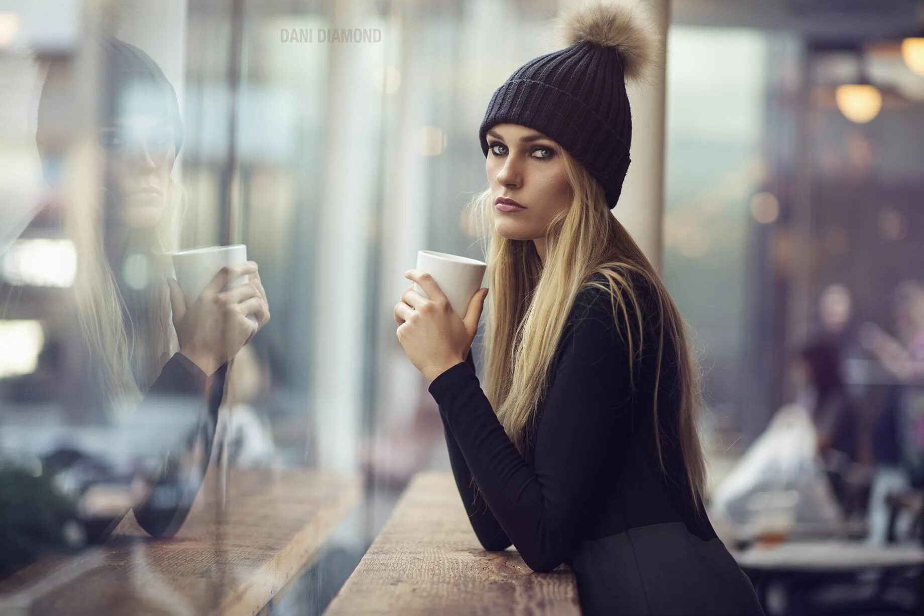 Картинки deep house music. Красивые неоновые девушки. Женщина на улице. Девушка в очках. Девушка в неоне.
