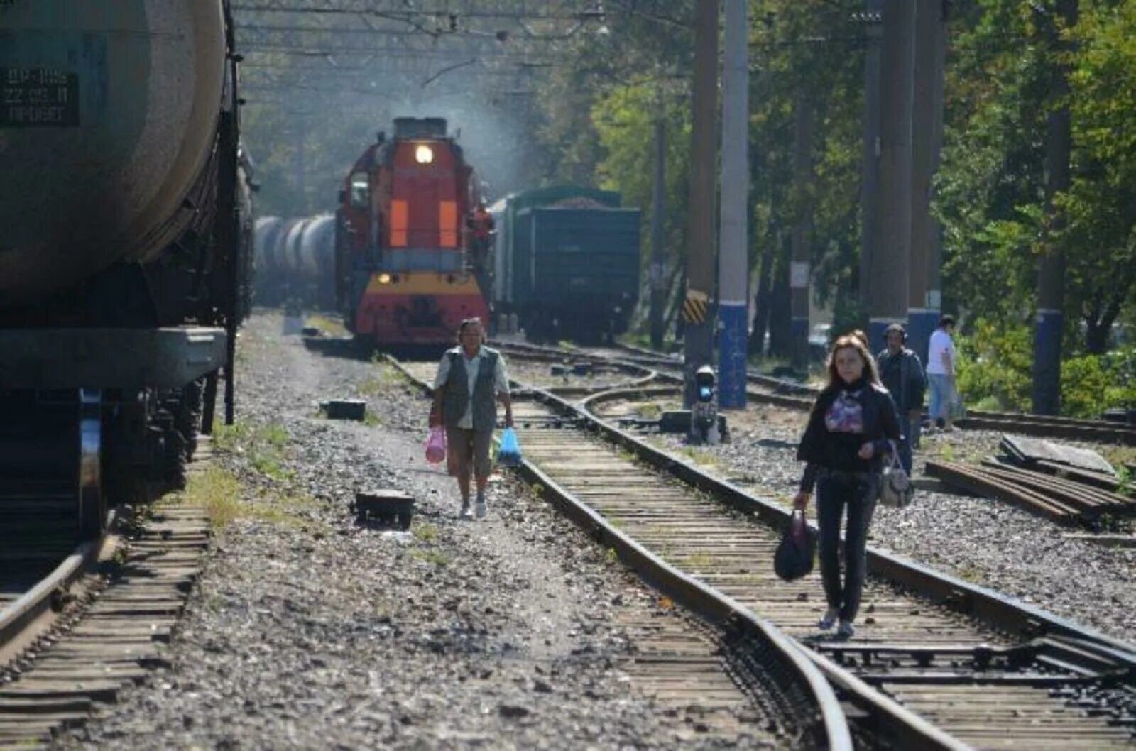 Случай на железной дороге. Человек на железной дороге. Человек переходит железную дорогу. Человек на железнодорожных путях. Путь человека.