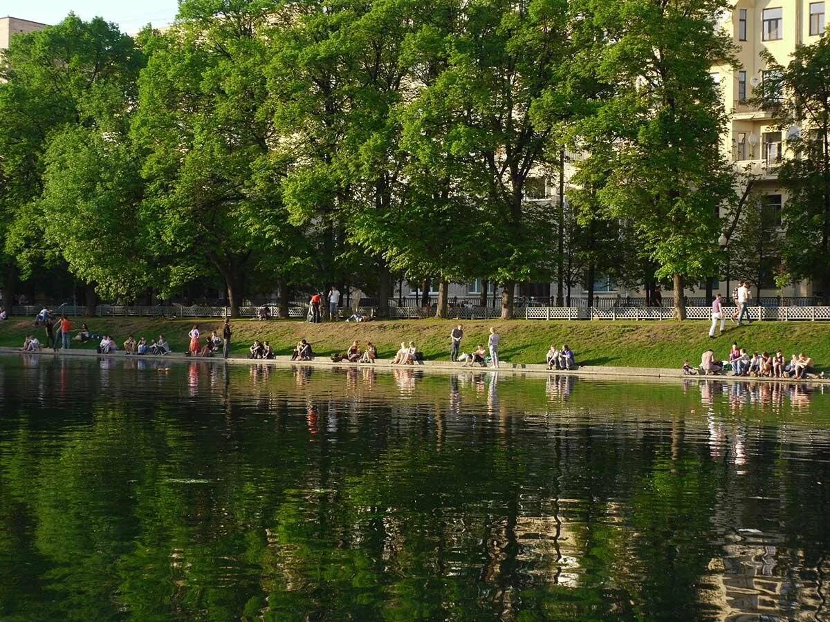 Почему патриаршие пруды если пруд только один. Сквер патриаршие пруды. парк патриаршие пруды москва. патриаршие пруды москва улицы. царицыно патриаршие пруды.