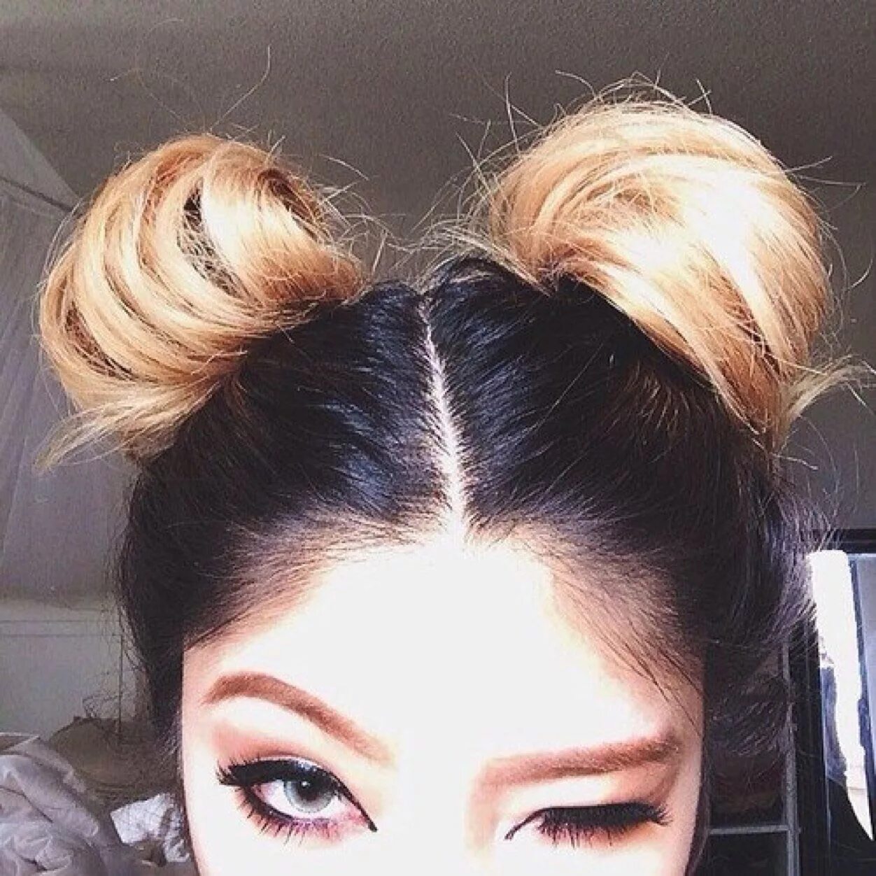 2 шишечки. Прическа пучок на макушке. Прическа с двумя гульками. Прическа с двумя пучечками. 2 шишечки.