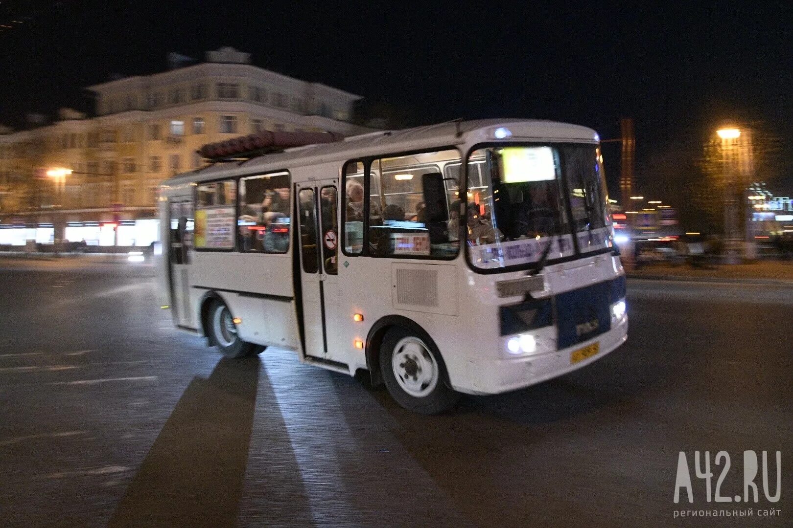 Автобус движение первых. Маршрутка. кемеровский автобус. автобус маршрутка. маршрутка в городе.