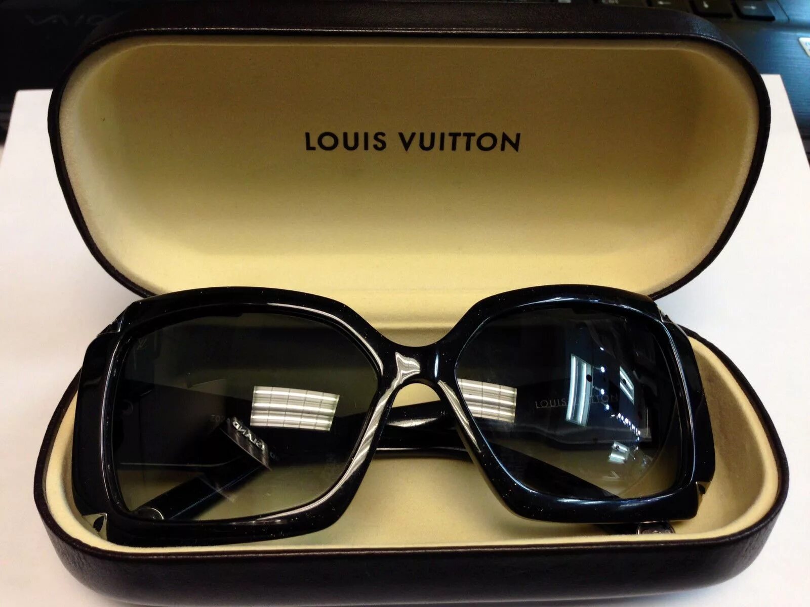 Луи виттон очки мужские. Очки Луи Виттон 2021. Очки Louis Vuitton женские солнечные. Солнечные очки Луи витон. Луи Виттон очки женские солнцезащитные 2021.