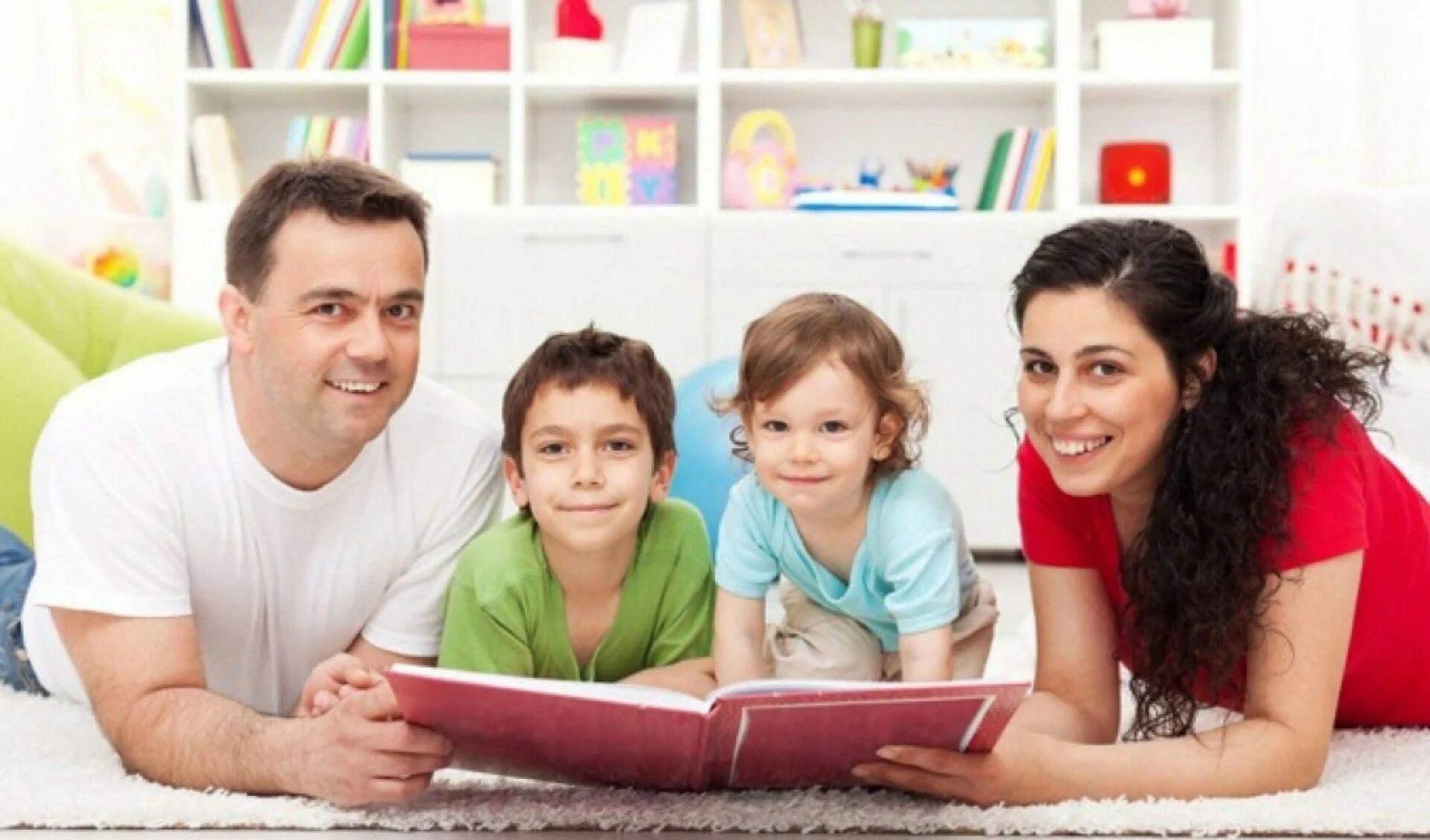 Читающая семья. Чтение всей семьей. Дети с родителями в библиотеке. Чтение книг семьей.