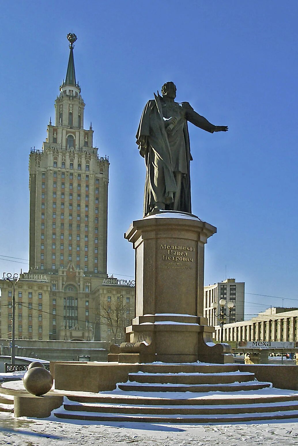 Памятник на площади трех вокзалов в москве. Памятник на комсомольской площади. Мельников павел петрович памятник. Памятник маршалу георгию жукову. Гагарину в москве.