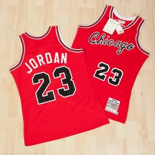 CANOTTA BASKET NBA AUTHENTIC JERSEY MICHAEL JORDAN NO23 1997-98 Si tatua la...