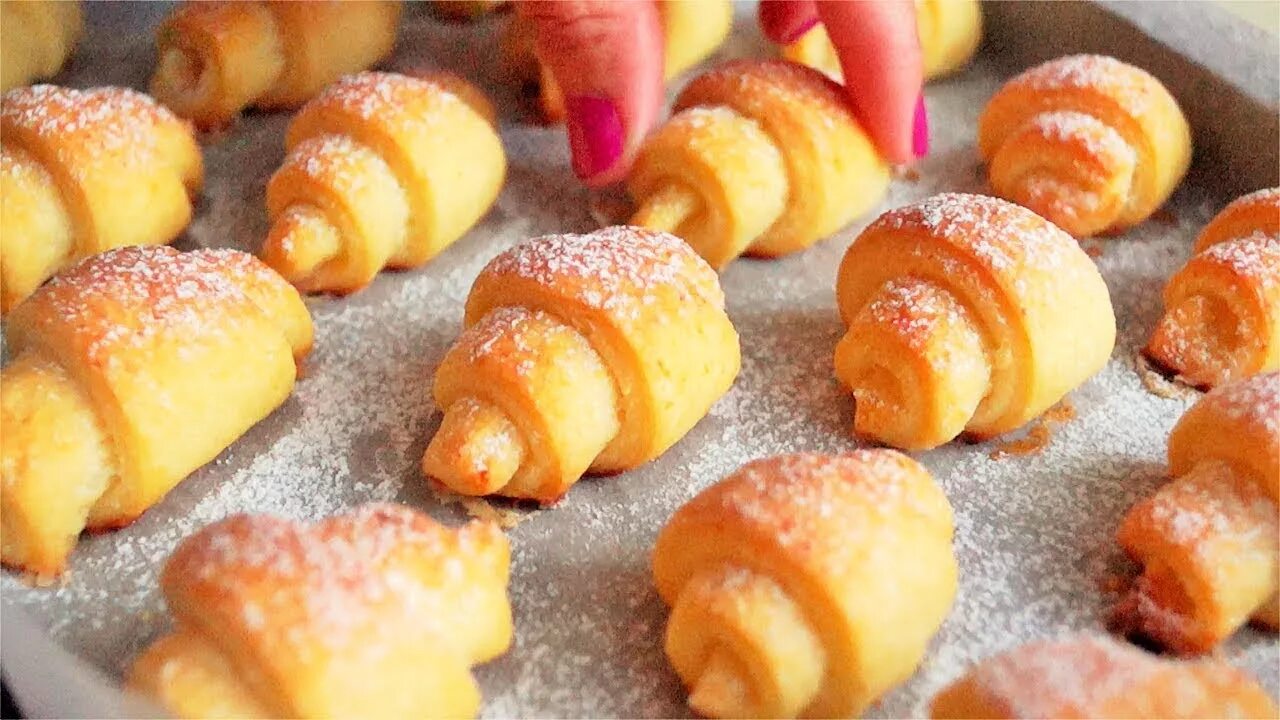 Рогалики быстро и вкусно. Рогалики. творожные рогалики. рогалики из творожного теста. творожные сахарные рогалики.