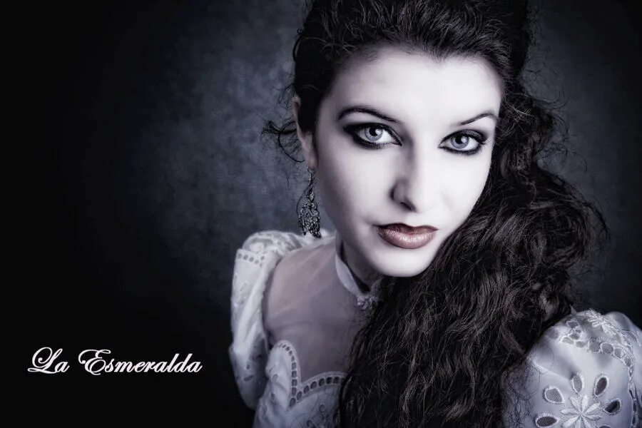 La esmeralda модель. La esmeralda. La esmeralda. La esmeralda. Девушка в готическом стиле.