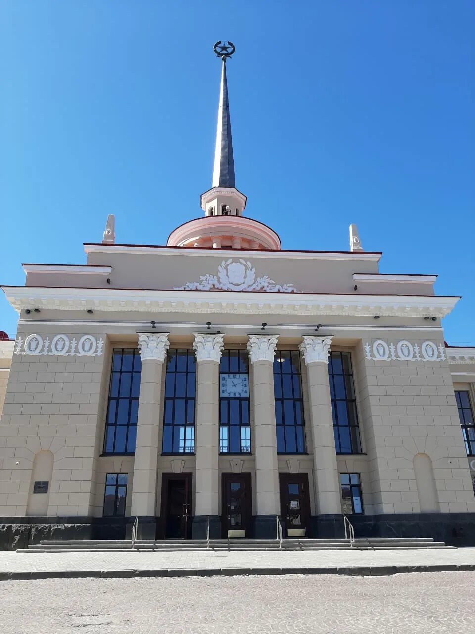 Жд петрозаводск телефон. Железнодорожный вокзал Петрозаводск. Железнодорожный вокзал Петрозаводск, Петрозаводск. Шпиль вокзал Петрозаводск. Новый шпиль вокзала Петрозаводск.