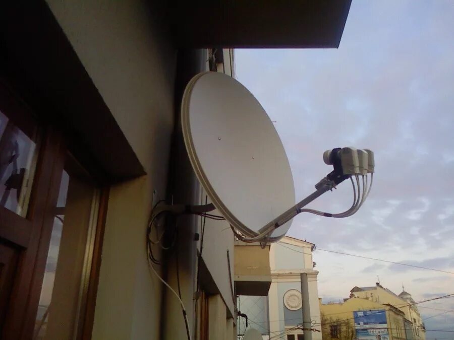 Какую спутниковую тарелку. Триколор тарелка b529. Спутниковая антенна 1 метр ku диапазон. 2м. Большие спутниковые тарелки.