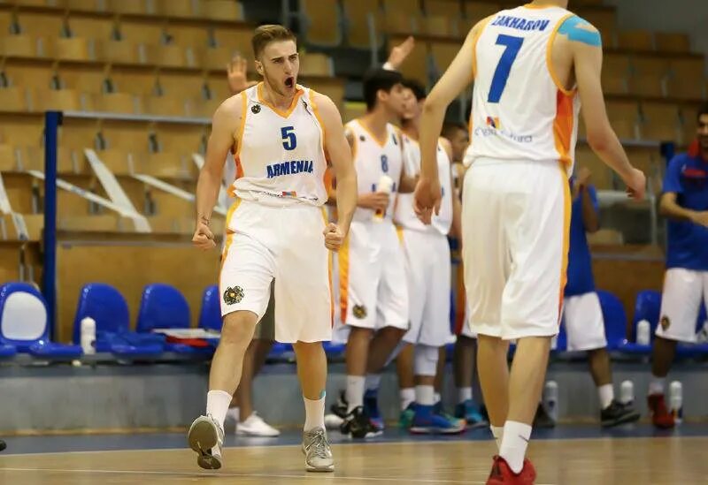 Баскетбол армения. Сборная Армении по баскетболу. Микаел Погосян баскетбол. Мужская сборная Армении по баскетболу. Баскетболисты армяне.