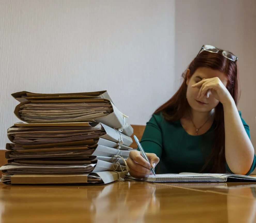 Девушка экономист. Куча работы. Креативная работа. Годовой отчет бухгалтера приколы. Завал на работе.