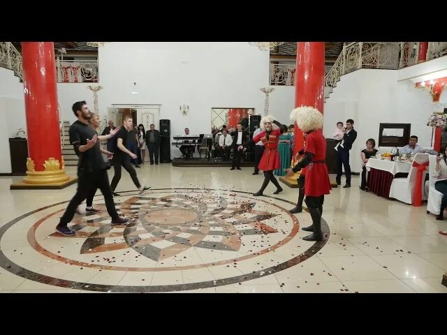 Лезгинка против казачьего танца. Русские танцуют лезгинку. Русские танцы против лезгинки. Лезгинка дагестан на траве в мокасинах. Батл русские народные и лезгинка.