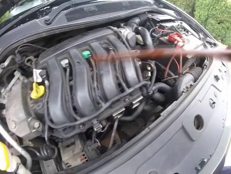 Заливает масло в двигатель. K4m рено флюенс. 6. Маслоулавливатель рено флюенс. Щуп рено меган 2.