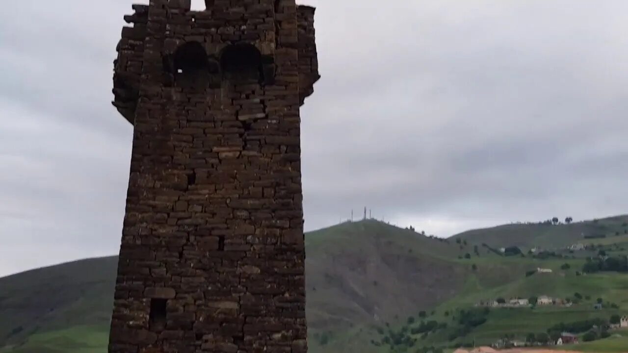 Башня вой. Сторожевые башни чеченской республики. сторожевая башня кбр нальчик. сторожевая башня в с.амузги. каменные башни в чечне.