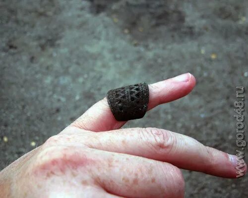Древнее бронзовое кольцо. Большие перстни,найденные археологами. Нашел бронзовый перстень в Удмуртии. Перстень найденный археологами в русском городе.