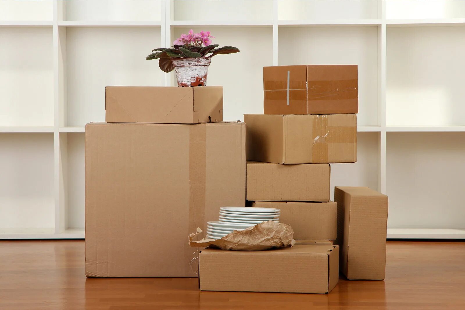 Move package. Упаковка вещей. Вещи в коробках. Упакованные вещи в коробки. Коробки в квартире.