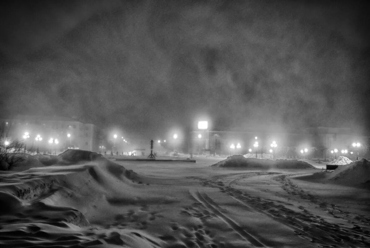 Снежная буря в городе. Буря Снежная ночью в городе. Метель в городе. Метель город вечер. Луч пурга