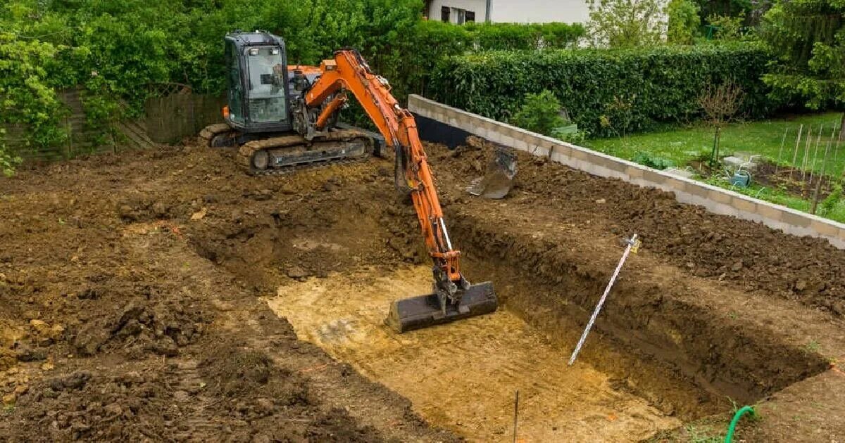 Мини экскаватор 4т копка траншеи. Строительный котлован. Копка траншей под фундамент. Подготовка территории строительства. Траншея для фундамента.