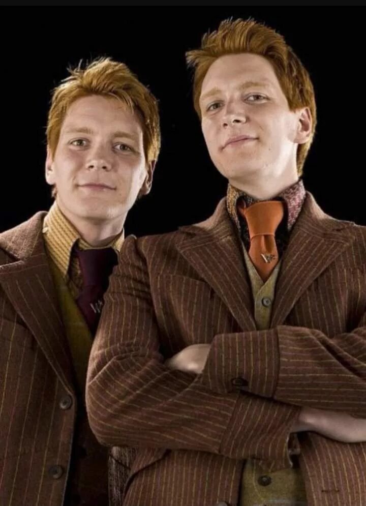 Певцы близнецы. Одинаковые близнецы. Сэм андервуд последователи. Близнецы парни. Эштон кутчер с братом-близнецом.