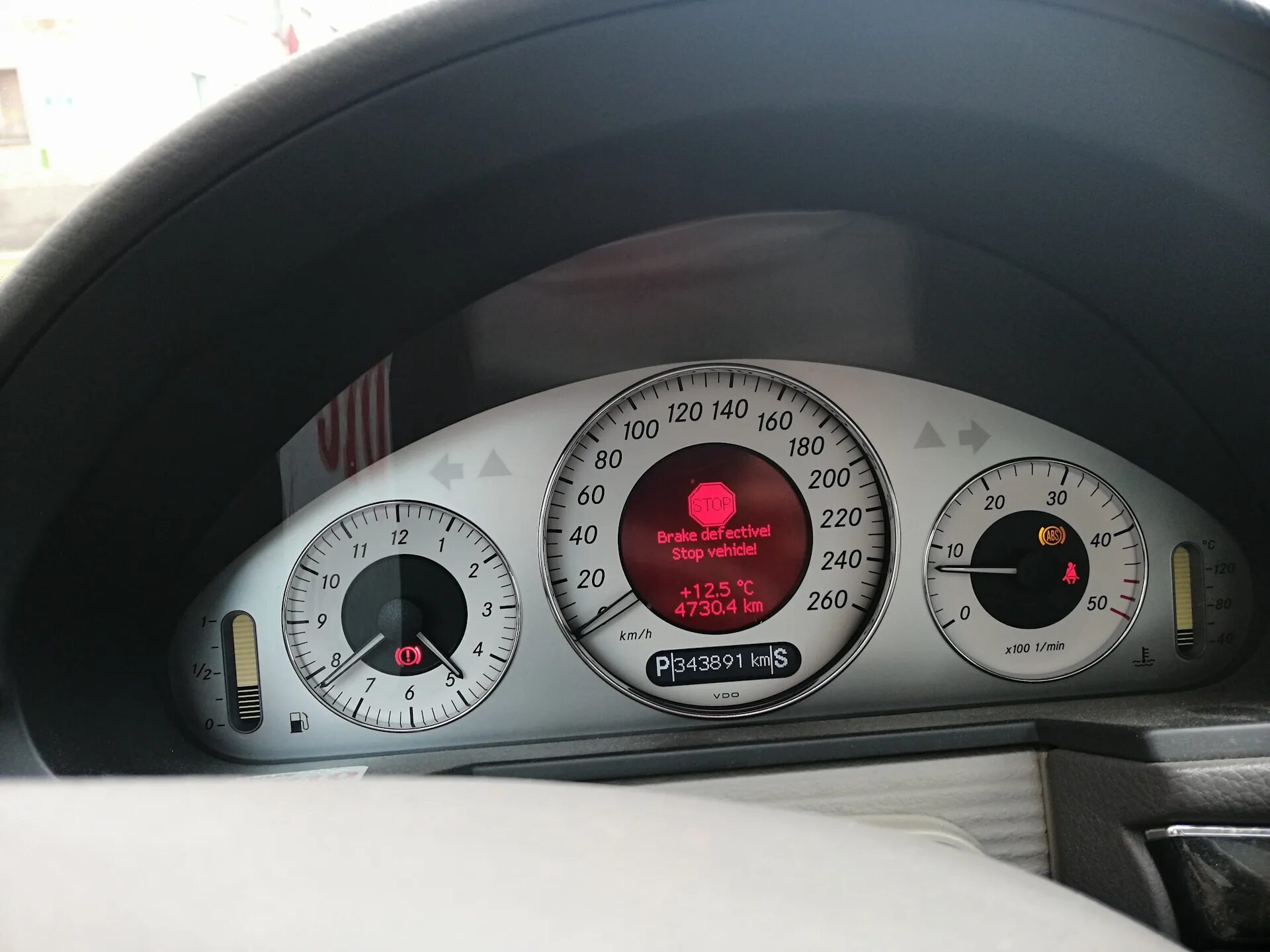 Приборная панель mercedes w211 индикаторы. Brake malfunction stop vehicle мерседес 211 и нету тормозов. Sbc w211 visit 366000. Машинный знак стоп. Знак л на машине в треугольнике.