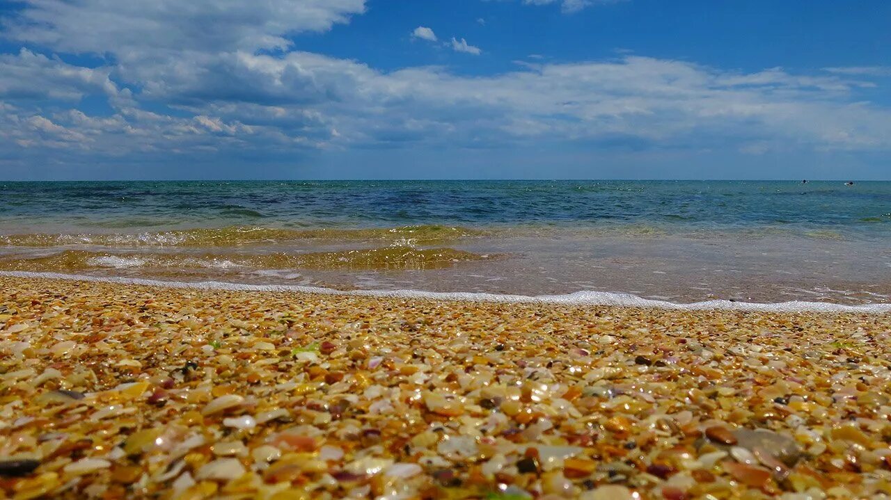 Береговое феодосия золотой пляж. Берег моря прибрежное. Феодосия пляж золотые пески береговое. Золотые пески феодосия. Евпатория азовское море.