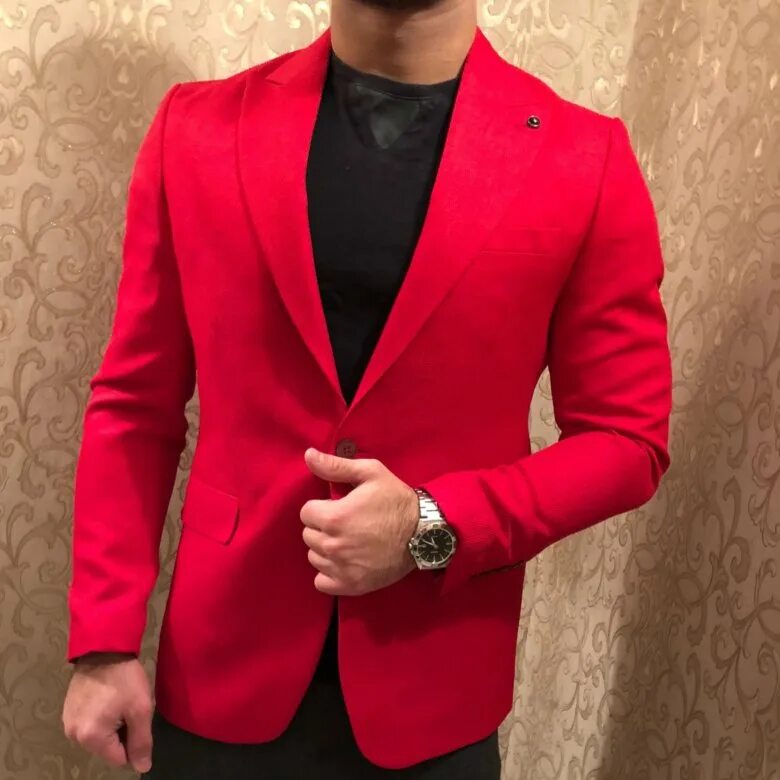 Купить красные мужской костюм. Красный пиджак мужской. Новогодний пиджак. Новогодний пиджак мужской. Пиджак с красной бабочкой.