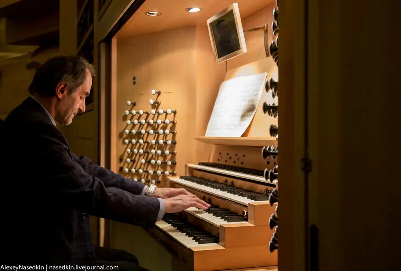 Играет на органе. С. Dpx134 spi organ. Орган во владимире. Органные мастера.