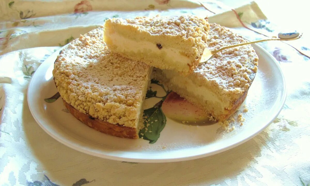 Королевский творожный пирог. Песочный пирог с творогом и крошкой. Песочный пирог творожник. Песочные ватрушки с творогом лакомки. Пирог с творогом с маргарином.
