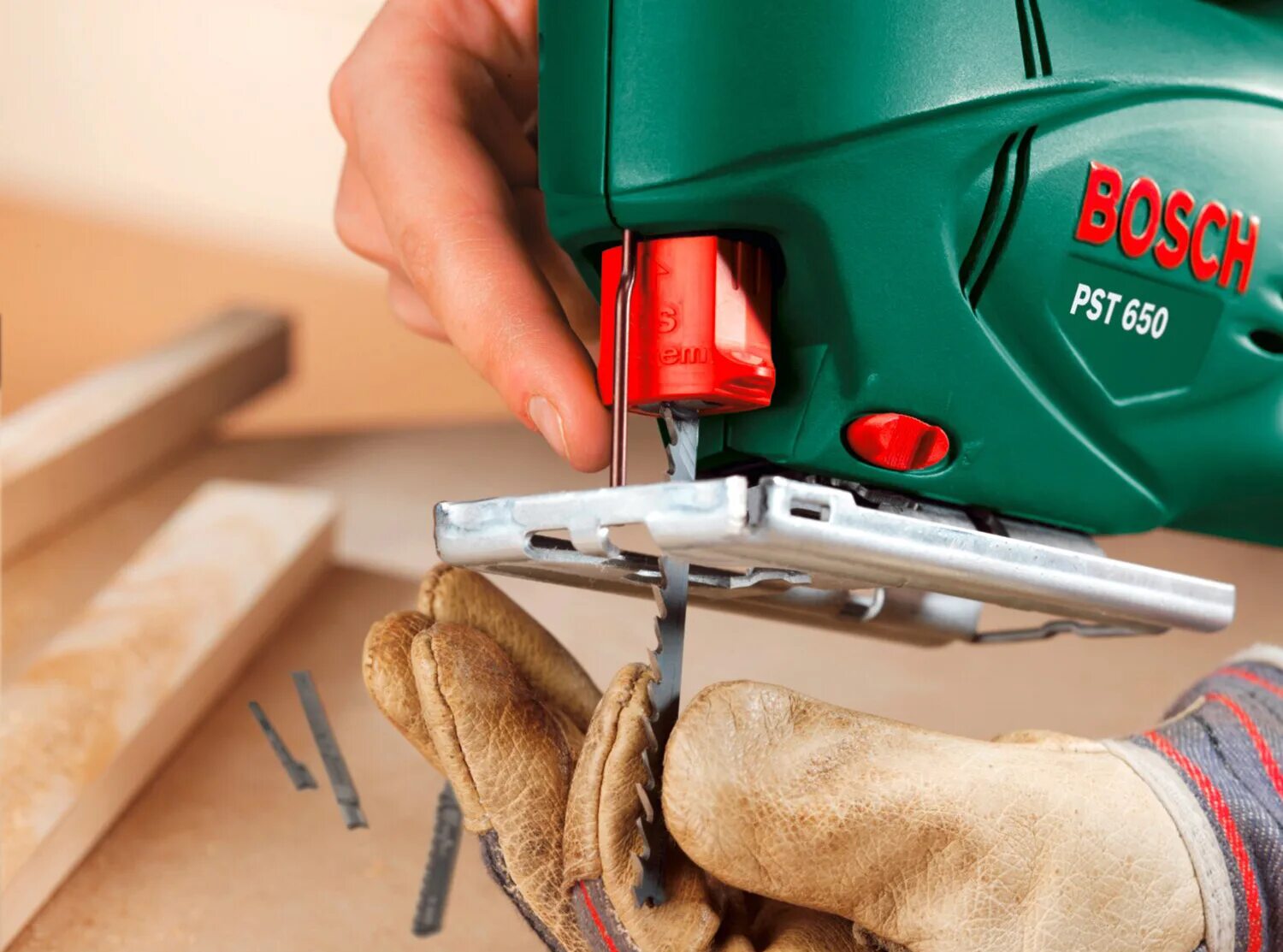 Почему электролобзик. Почему электролобзик. Лобзик макита крепление пилки. Приспособление для ровного отпила электролобзик. Электролобзик с лазером 800вт, 100мм rodex.