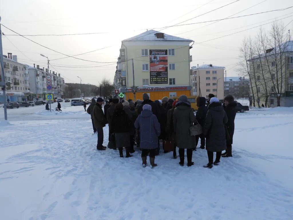 Карпинск город. Город Карпинск Свердловской области. Карпинск Главная площадь. Карпинск вокзал вечер.