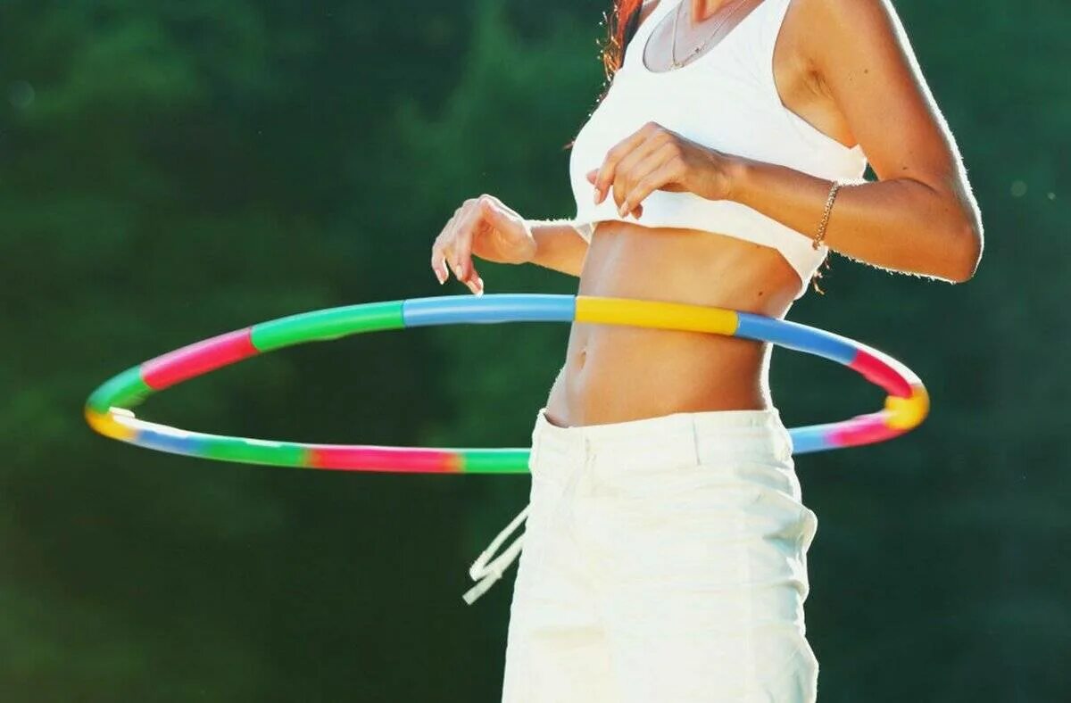 Как крутить обруч на талии ребенку. Hula hoop. 1964 год запатентован гимнастический обруч — hula-hoop. hula hoop [хулахуп]. . петуния. упражнения с хулахупом.