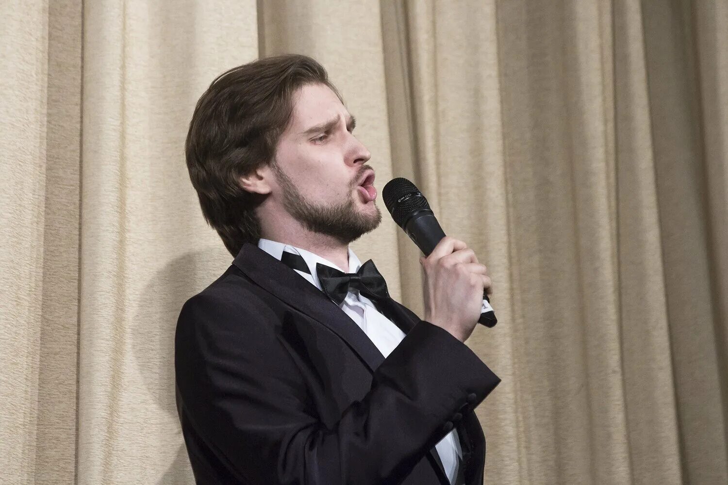 Артисты вокал. Артисты вокал. Артист вокалист. Артисты вокал. Красивая вокалистка поет в наушниках.