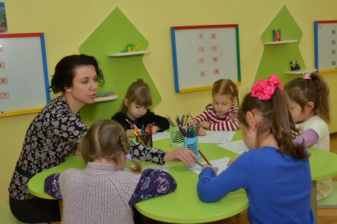 Проводим развивающие занятия. Занятия в детском саду. дети на занятии в детском саду. дети в садике на занятии. занятие в доу.