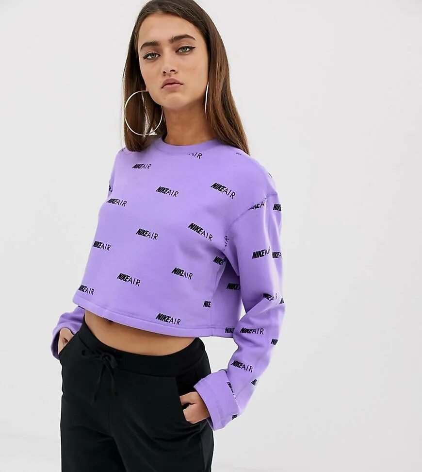 Укороченный свитшот Nike. Фиолетовая укороченная кофта. Укороченные свитшоты женские. Фиолетовая толстовка женская.