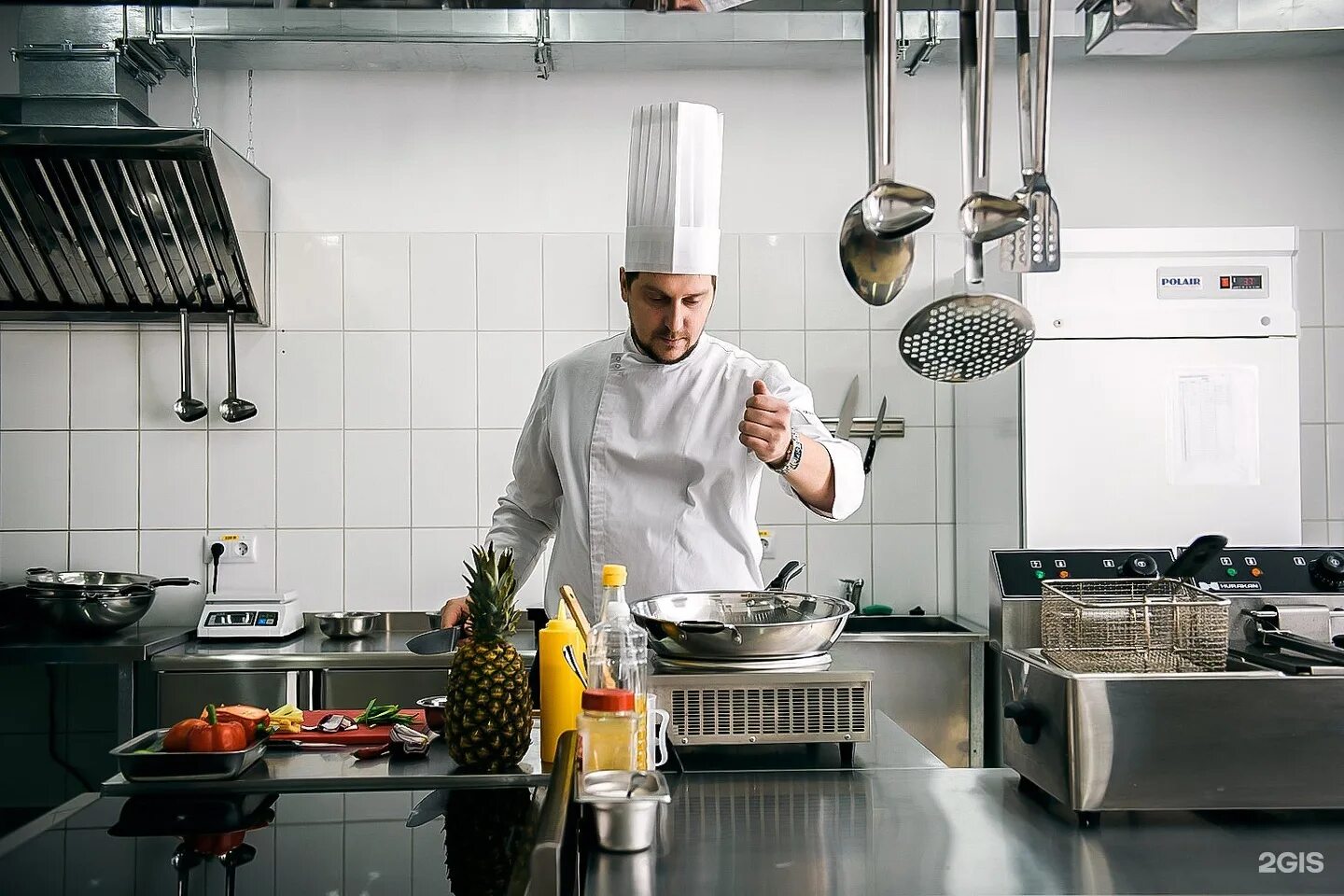 повар мужчина и женщина. современный повар. шеф-повар. повар в ресторане. повар в гостинице.