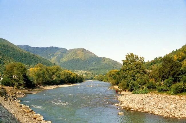 Тиса река в закарпатье. Река тиса сербия. Река тиса хуст. Горная река тиса. Тиса река в закарпатье.